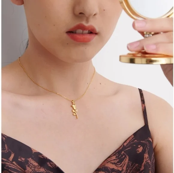 Trendy Rose Flower Necklace - Picture 4 of 4